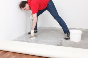 Что стелить под линолеум на бетонный пол