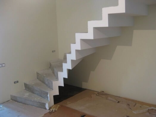 бетон на лестнице