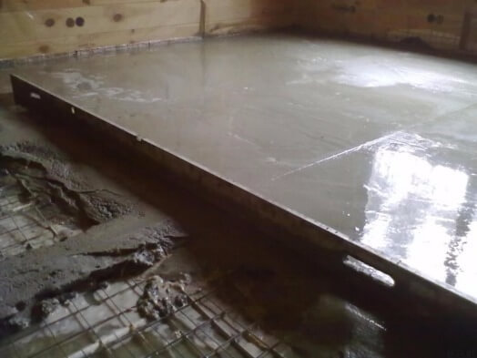 Замена деревянного пола на бетонный в частном доме в Москве